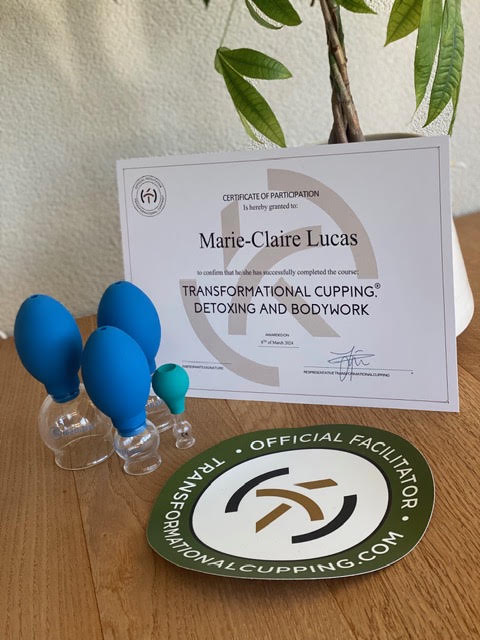 Certificaat Transformational Cupping van Marie-Claire Lucas naast haar cups