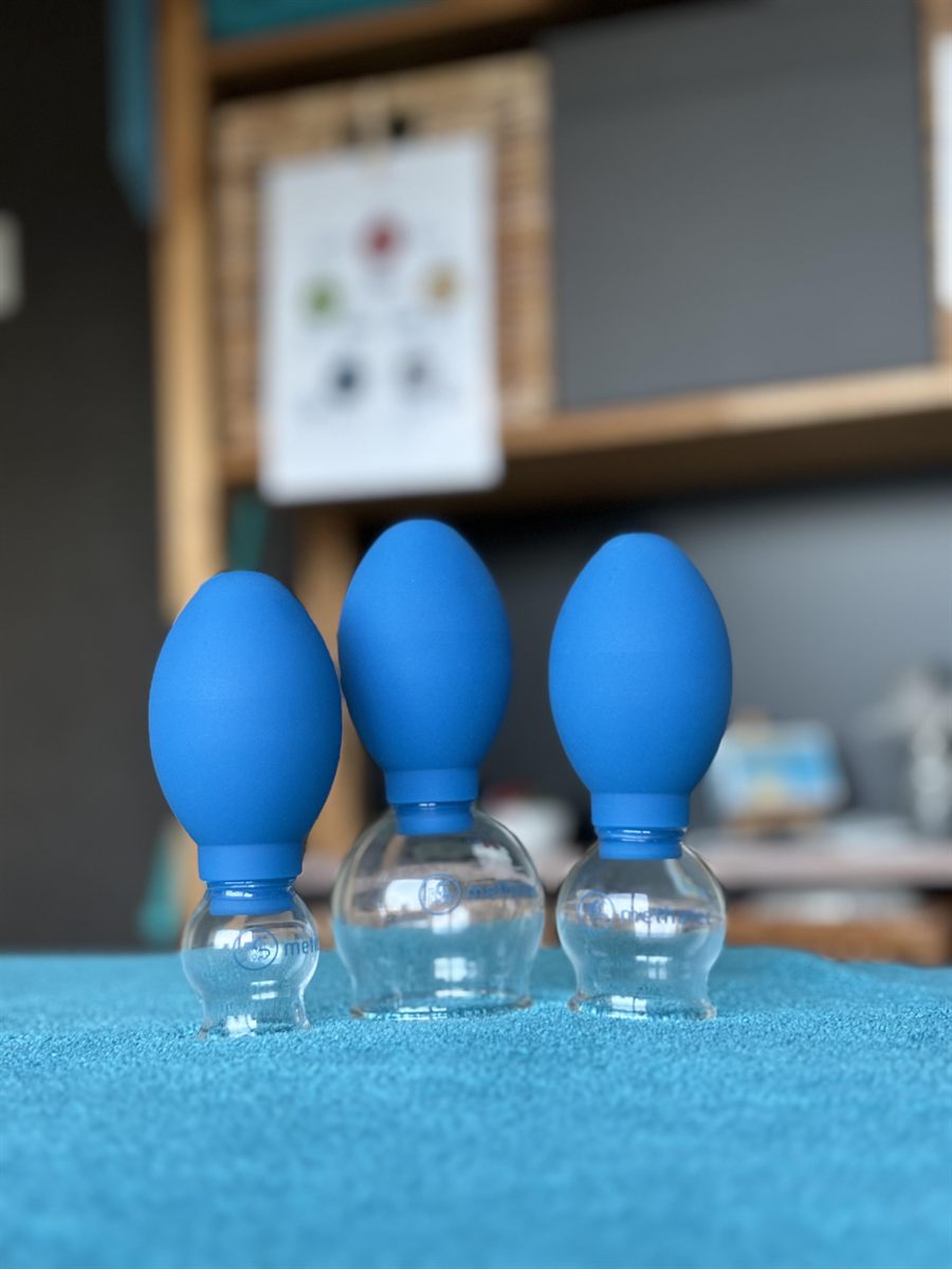 Drie blauwe cups met glazen kop op de behandeltafel