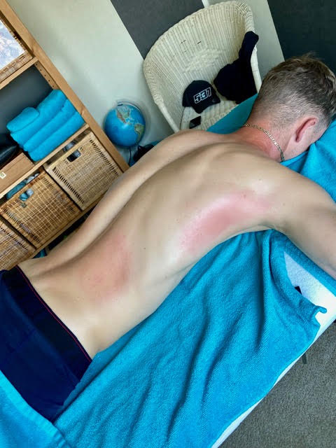 Rug van een cliënt op de massagetafel na een behandeling